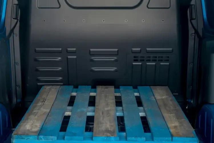 3931345 100kW 43kWh Trend Van Auto