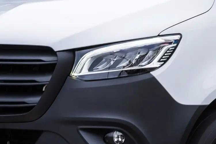 3972082 150kW 81kWh Pro Chassis Cab Auto